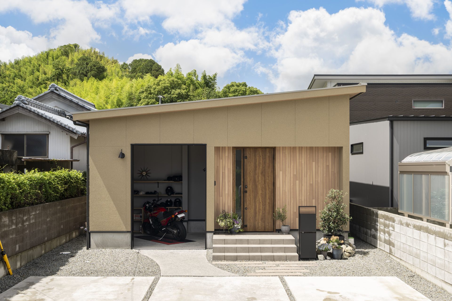 バイクガレージのある平屋